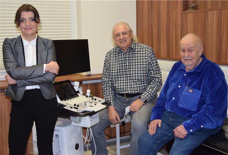 Viktoria Schneider hat sich im MVZ als Kardiologin niedergelassen. Sie löst Dr. Robert Ceskel (Mitte) ab. Der freut sich ebenso wie Dr. Michael Bodammer darüber, dass die kardiologische Versorgung damit gesichert ist.