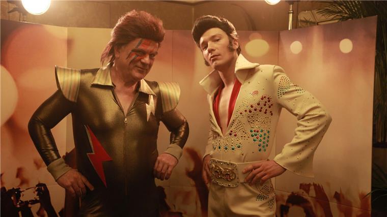 Eine rabenschwarze Komödie: „Das schwarze Quadrat“ Vincent Kowalski als David Bowie (Bernhard Schütz, l.) und Nils Forsberg als Elvis (Jacob Matschenz, r.) bereiten sich auf ihren Auftritt vor,