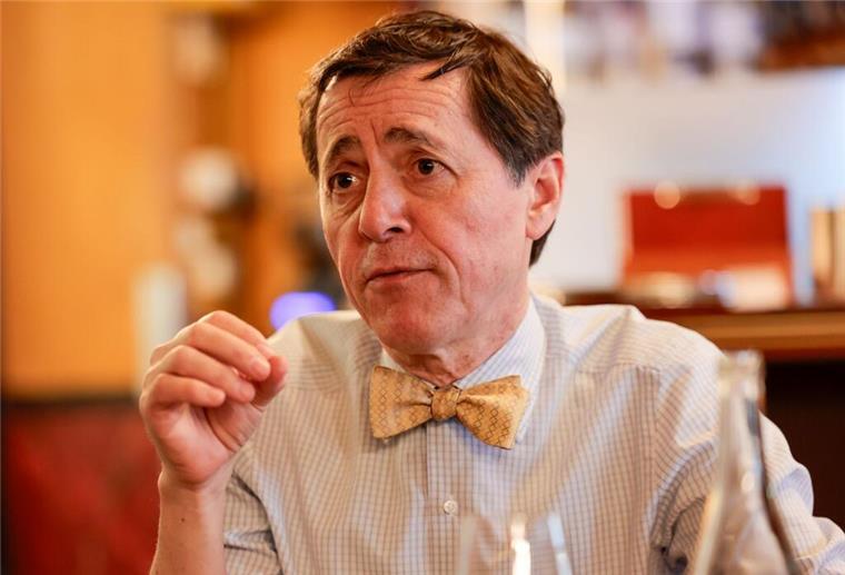 Handys vom Tisch! - So verhält man sich im Restaurant Vincent Moissonnier betreibt sein Restaurant seit 1987 - in dieser Zeit sind die Besucher der gehobenen Gastronomie nach seiner Beobachtung bunter und jünger geworden.