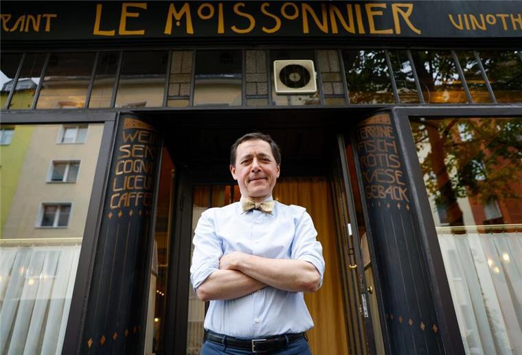 Handys vom Tisch! - So verhält man sich im Restaurant Vincent Moissonnier steht vor seinem Sterne-Bistro „Le Moissonnier“, einem kleinen Stück Paris mitten in Köln.