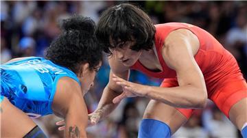 Vinesh Vinesh (r) beendet nach dem Ende ihres Olympia-Traums ihre Karriere.