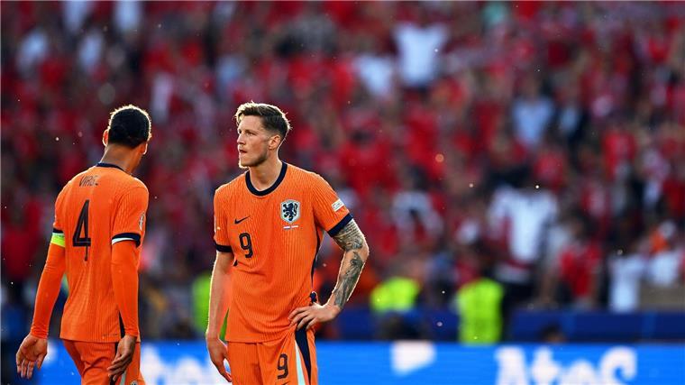 Koeman in der Kritik: Oranjes EM-Stimmung ist gekippt Virgil Van Dijk und Wout Weghorst schauen etwas ratlos: Die Stimmung bei den Niederländern ist vor dem EM-Achtelfinale gegen Rumänien nicht gut.