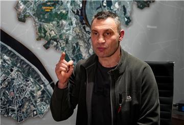 Vitali Klitschko gestikuliert bei einem Interview.
