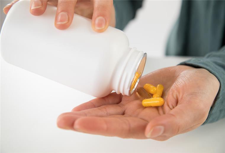 Vitamin A: Wichtig für die Immunabwehr - So vermeidet man Mängel Eine Person schüttet sich Vitamin-Präparate in die Hand: Viel hilft viel? Geht es um Vitamin-Präparate, ist das ein Irrglaube.