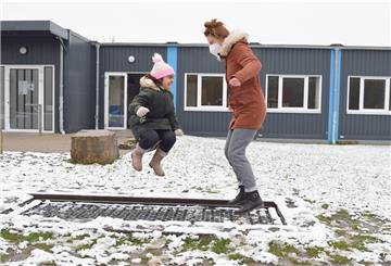 Viyan Murad (links) genießt es, mit Severine Schabon auf dem Trambolin der Neuen Grundschule Lehe zu toben. Die Schauspielerin hilft zurzeit dort aus.