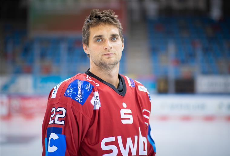 Eishockey-Verteidiger Vladimir Eminger blickt in die Kamera.