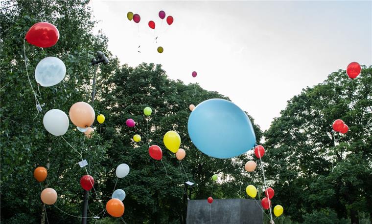 „Vögel und andere Tiere fressen die weichen Ballonreste und verhungern dann mit vollem Magen,“ sagte Grünen-Landeschefin Anne Kura. Deshalb will die Partei die Ballons aus den Städten haben.