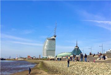 Völkerwanderung am Deich, in luftiger Kleidung und barfuß ins Watt. Am Sonntag purzelte der bisherige Wärmerekord für Bremerhaven.