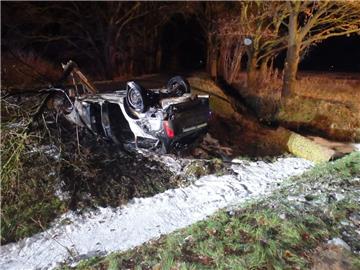 Völlig ausgebrannt: Nach der Kollision mit einem Baum schleuderte das Auto aufs Dach.