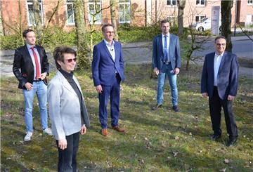 Volker Harling (Mitte) will Landrat im Landkreis Rotenburg werden. Das Foto zeigt ihn mit seinen Unterstützern der Kreisverbände von SPD und Grünen. 