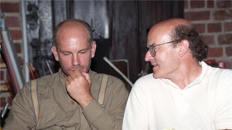 Volker Schlöndorff (r) drehte mit John Malkovich das Drama „Tod eines Handlungsreisenden“ und „Der Unhold“.