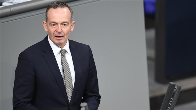 Wissing will Regulierung für KI mit USA abstimmen Volker Wissing (FDP), Bundesminister für Verkehr und Digitales, spricht im Plenum des Deutschen Bundestages.