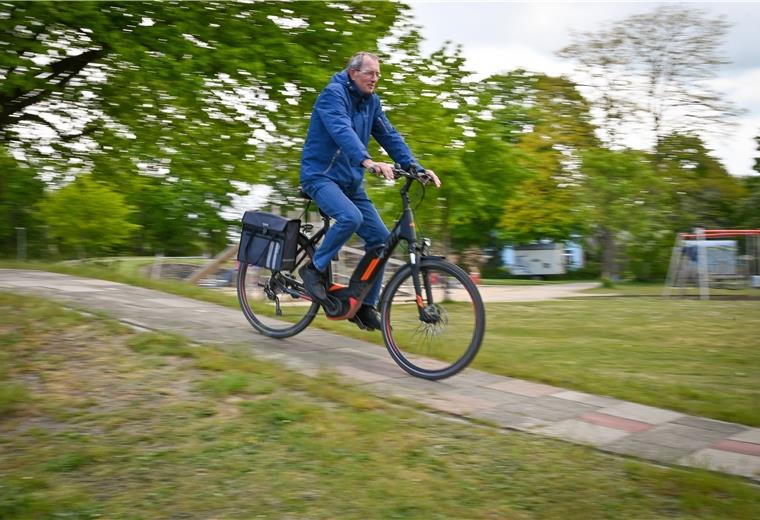 Volkmar Karsten flitzt manchmal noch heute die olle Rollerbahn vor der Fritz-Reuter-Schule rauf und runter. Hier war der Lebensmittelpunkt seiner Kindheit.