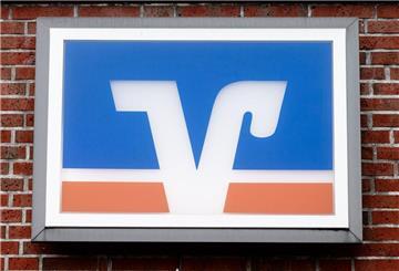 Das Logo der Volks- und Raiffeisenbanken hängt über einer Geschäftsstelle.