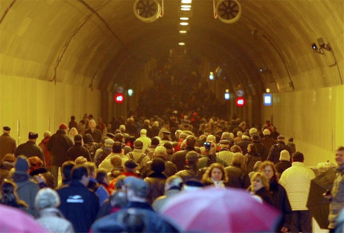 Wesertunnel: Ein Jahrhundertbauwerk feiert runden Geburtstag 100.000 Menschen nutzen am 17. Januar 2004, einem Samstag, beim Tag des offenen Tunnels die Möglichkeit, durch die beiden Röhren zu laufen.