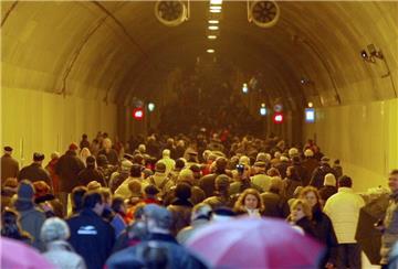 100.000 Menschen nutzen am 17. Januar 2004, einem Samstag, beim Tag des offenen Tunnels die Möglichkeit, durch die beiden Röhren zu laufen.