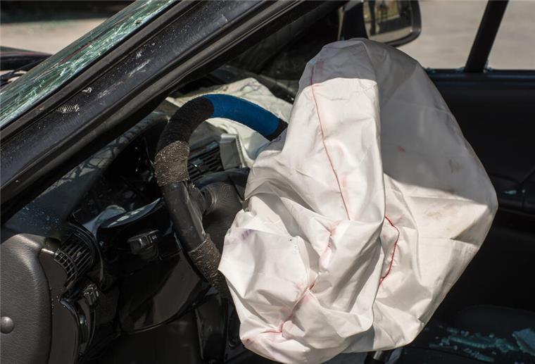 Ein ausgelöster Airbag in einem Auto nach einem Unfall. Volkswagen Nutzfahrzeuge ruft Modelle wegen fehlerhafter Takata-Airbags (Symbolfoto) zurück. Es besteht Lebensgefahr. 