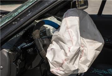Ein ausgelöster Airbag in einem Auto nach einem Unfall. Volkswagen Nutzfahrzeuge ruft Modelle wegen fehlerhafter Takata-Airbags (Symbolfoto) zurück. Es besteht Lebensgefahr. 