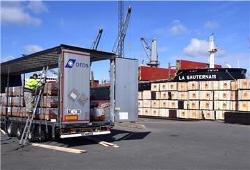 Voll beladen mit Holzplatten aus China: Der Frachter „La Sauternais“ wird zurzeit bei der Firma Heuer Port Logistics in Bremerhaven entladen. Das Holz hätte eigentlich in Eisenbahnwaggons verladen werden sollen. 