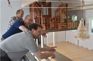 Voll des Lobes für Firmen und freiwillige Helfer: Von links Pastor Andreas Hannemann, Kirchenvorstandsmitglied Jürgen Klensang und Bauausschussvorsitzender Bernd Meyer. Sie freuen sich, dass bei der Kirchenrenovierung alles nach Plan läuft.  