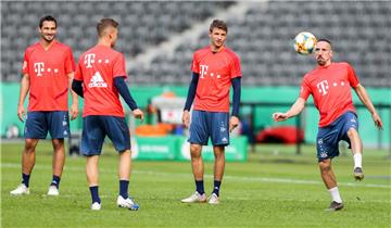 Voll motoviert: Bayerns Mats Hummels (links) bereitet sich mit seinen Mannschaftskollegen  auf das Pokalendspiel vor. 