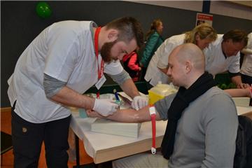 Volle Einsatzbereitschaft: In Lunestedt haben sich zahlreiche Menschen registrieren lassen. Jetzt steht die Typisierung an. Foto Hansen