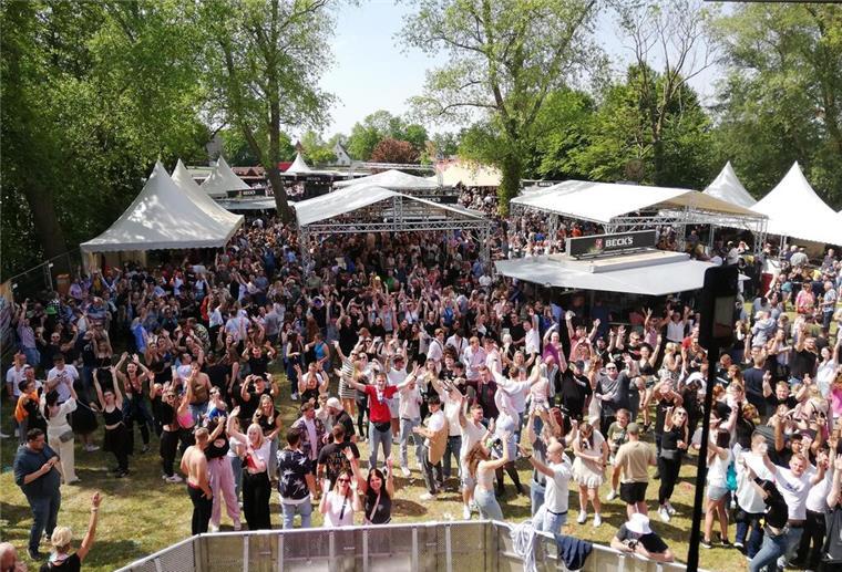 Volle Festwiese beim Frühtanz bei Janssens Tanzpalast in Lüdingworth.
