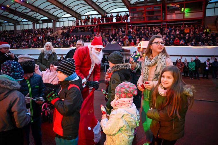 Volle Hütte im Nordseestadion beim Weihnachtssingen.