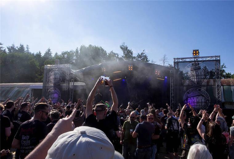 The Rock House Festival in Loxstedt läuft im Juni - Verlosung von Tickets und Meet & Greets Menschen vor open-air-Bühne