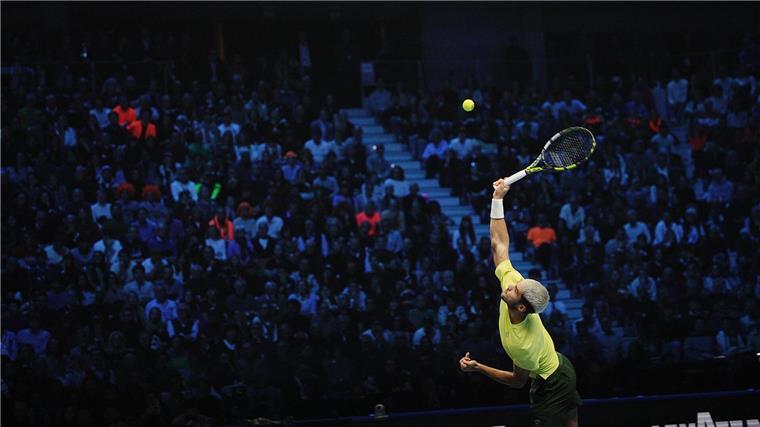 Sinner nach Prestigesieg gegen Alcaraz wieder ATP-Champion Volle Konzentration beim Aufschlag: Carlos Alcaraz