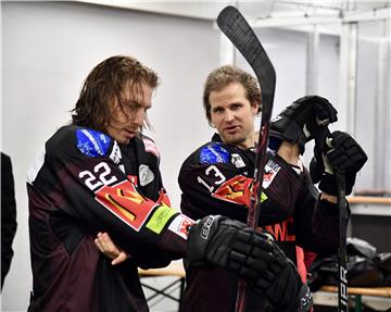 Volle Konzentration: Chad Nehring (links) und Rylan Schwartz von den Fischtown Pinguins vor der Partie gegen Iserlohn.