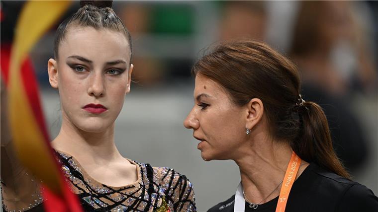 Volle Konzentration: Darja Varfolomeev (l) und ihre Trainerin Julija Raskina.