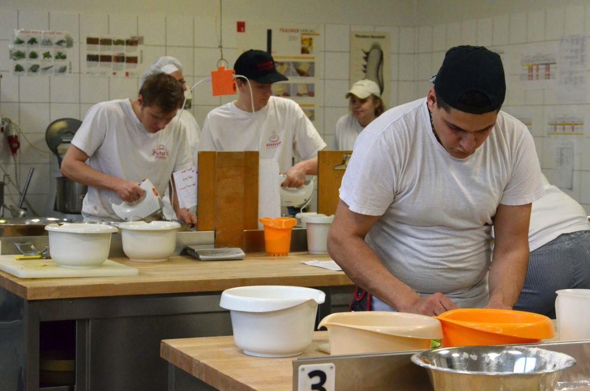 Volle Konzentration in der Berufsschulbackstube: Sechs Bäcker-Azubis sind beim Wettbewerb im Zevener Kivinan-Bildungszentrum dabei.