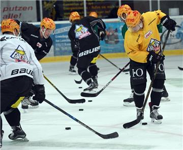 Volle Konzentration: Seit Dienstag stehen die Pinguins wieder auf dem Eis und trainieren.