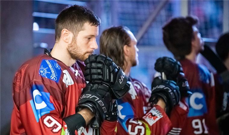 Pinguins treffen schon wieder auf Schwenningen Volle Konzentration: Torjäger Jan Urbas und die Fischtown Pinguins wollen bei den Schwenninger Wild Wings punkten.