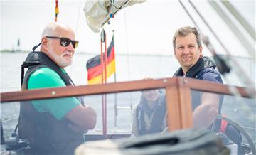 Volle Kraft Voraus: Am Steuer seiner Segelyacht fühlt sich Andreas Wunderlich (r...