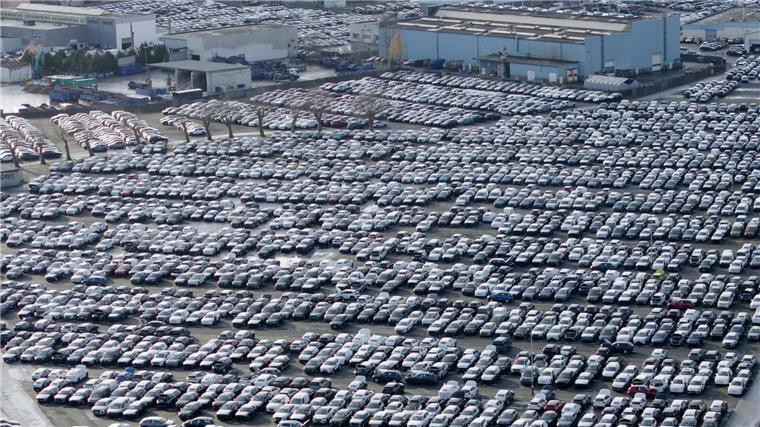 „Rabenschwarzes Quartal“ für deutsche Autohersteller Volle Parkplätze, maue Kassen: Der Gewinn von VW, Mercedes-Benz und BMW ist im dritten Quartal in den Keller gerauscht. (Symbolbild)