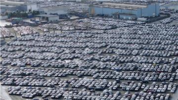 Volle Parkplätze, maue Kassen: Der Gewinn von VW, Mercedes-Benz und BMW ist im dritten Quartal in den Keller gerauscht. (Symbolbild)