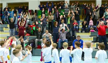 Volle Ränge in der Kolbhalle, begeisterte Nachwuchs-Fußballer - dafür steht der Elbe-Weser-Cup. Die 28. Auflage des Turniers läuft vom 27. Dezember bis 8. Januar. Foto Scheer 