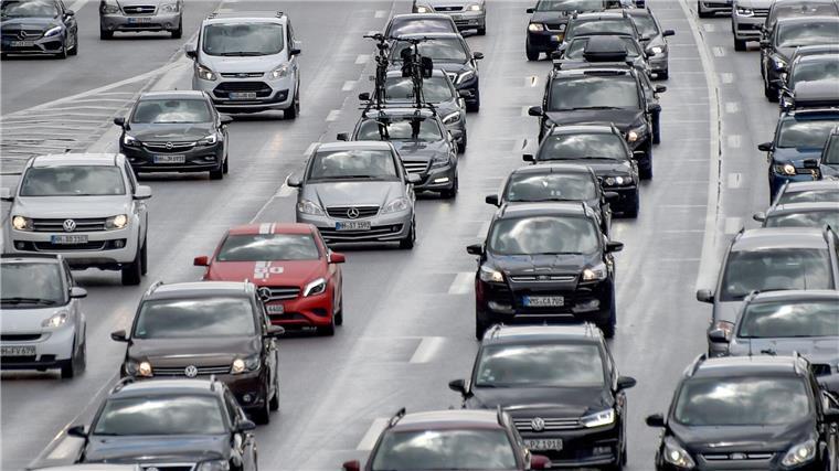 Volle Straßen und Staus prognostiziert der ADAC zum Start in die Sommerferien.