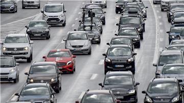 Volle Straßen und Staus prognostiziert der ADAC zum Start in die Sommerferien.