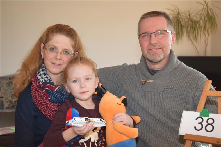Voller Aufregung zeigt Luna (Mitte) das Modell der „Aida“. In 38 Tagen wird die Kleine mit ihren Eltern Claudia und Nils Rohrßen auf Kreuzreise gehen. Bis dahin darf sie jeden Tag einen der Wartezeit-Zettel von der Staffelei nehmen. 