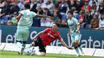 Voller Einsatz: Hannovers Jannik Rochelt (M) im Zweikampf mit Kaiserslauterns Almamy Toure (l)