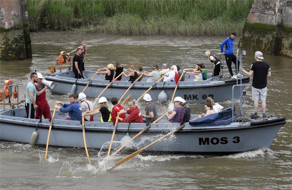 Voller Einsatz im Wasser. Foto: Scheer