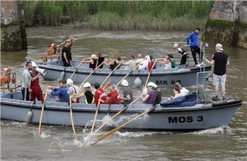 Voller Einsatz im Wasser. Foto: Scheer