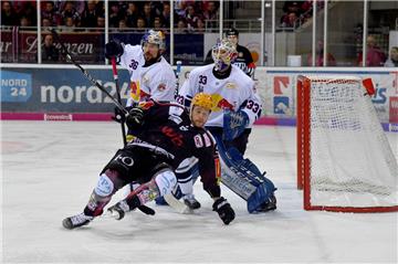 Voller Einsatz vor dem Tor: Jan Urbas im Zweikampf mit Yannick Seidenberg.