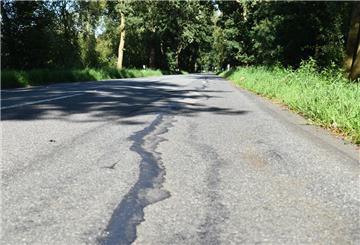 Voller Wellen und Risse: Die Kreisstraße 54 zwischen der ehemaligen B6 und Schwegen wird im nächsten Jahr saniert. Danach steht Laven auf der Liste.