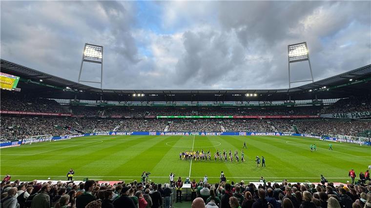 Werder schlägt HSV: Rekordkulisse beim Nordderby Volles Haus: 37.000 Zuschauer sehen das Nordderby zwischen Werder Bremen und dem Hamburger SV im Weserstadion.