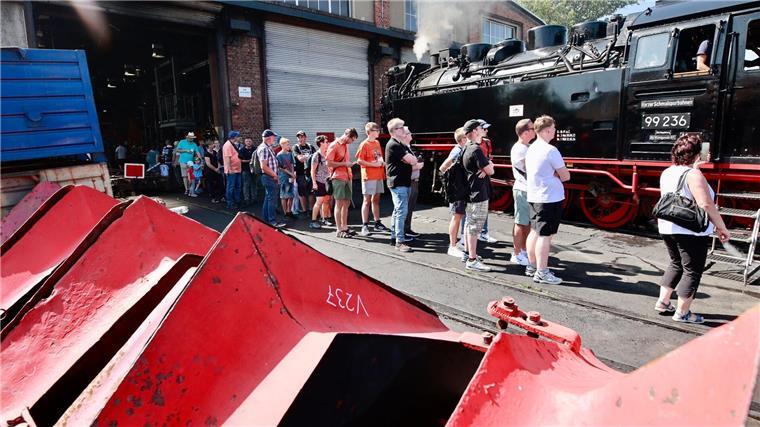 Tausende Gäste bei doppeltem Bahngeburtstag im Harz Volles Haus am ersten Tag des großen Festwochenendes zum 125. Geburtstag von Harzquer- und Brockenbahn. Auf dem Festgelände in Wernigerode waren vor allem die Führerstandsmitfahrten beliebt.