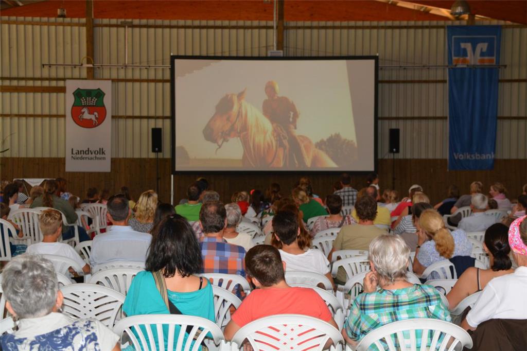 Volles Haus auf dem Bauernhof Kahrs in Wehden: Über 450 Zuschauer genossen am Wo...